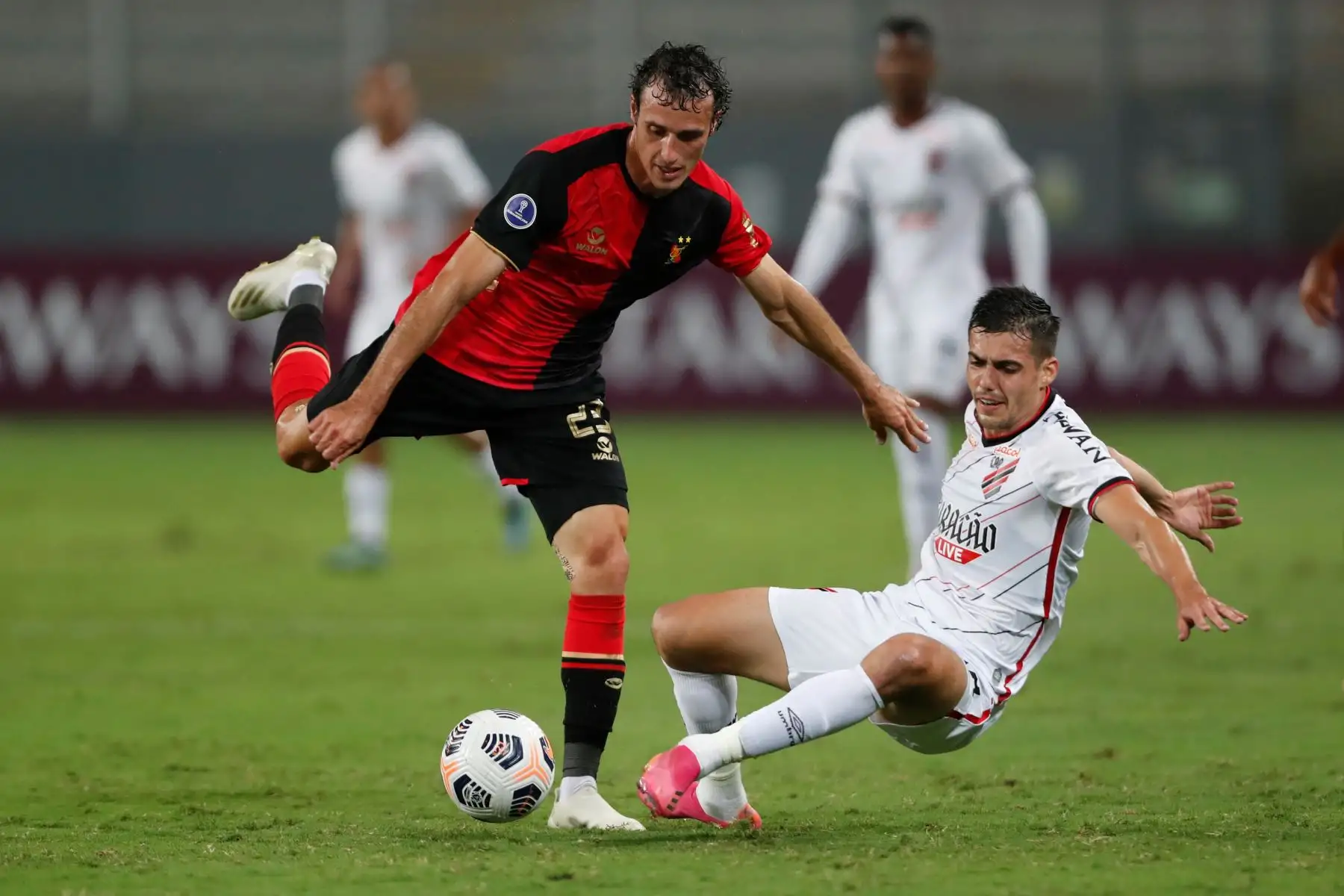 Horacio de Dios de Melgar disputa un balón con Leonardo Cittadini de Paranaense, en un partido de la Copa Sudamericana entre Melgar y Athletico Paranaense en Lima.
Foto: EFE