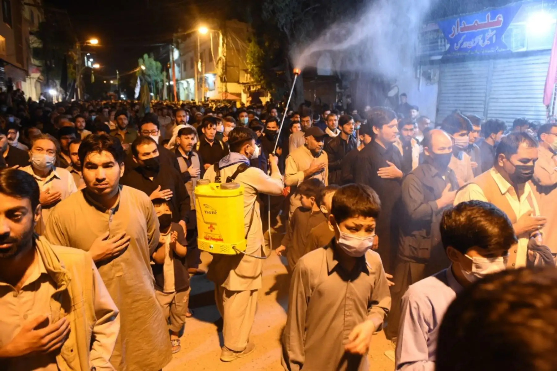 La gente espera en una fila para rellenar cilindros de oxígeno para pacientes con coronavirus covid-19 en un centro de recarga en Nueva Delhi. Foto: AFP