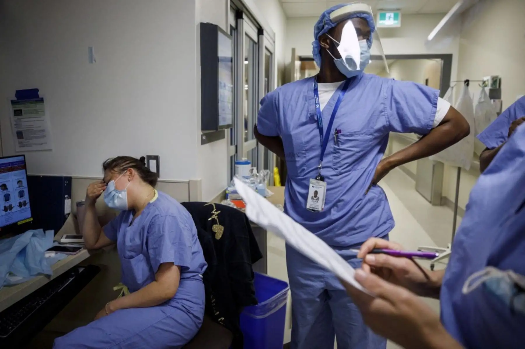La enfermera Farial Faquiry sostiene su cabeza mientras las enfermeras atienden a pacientes que padecen la enfermedad por coronavirus en la Unidad de Cuidados Intensivos del Hospital Humber River, en Toronto, Ontario, Canadá. Foto: AFP