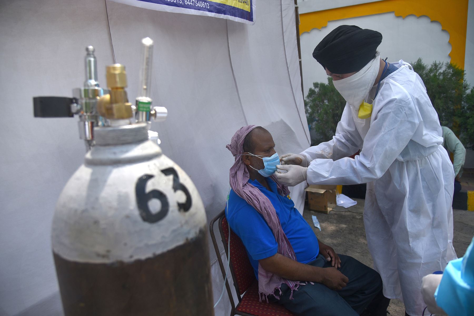 Un paciente sospechoso de COVID-19 recibe suministro de oxígeno en un santuario donde varias organizaciones religiosas ponen la distribución en Nueva Delhi, India, el 1 de mayo. 2021. Foto: EFE
