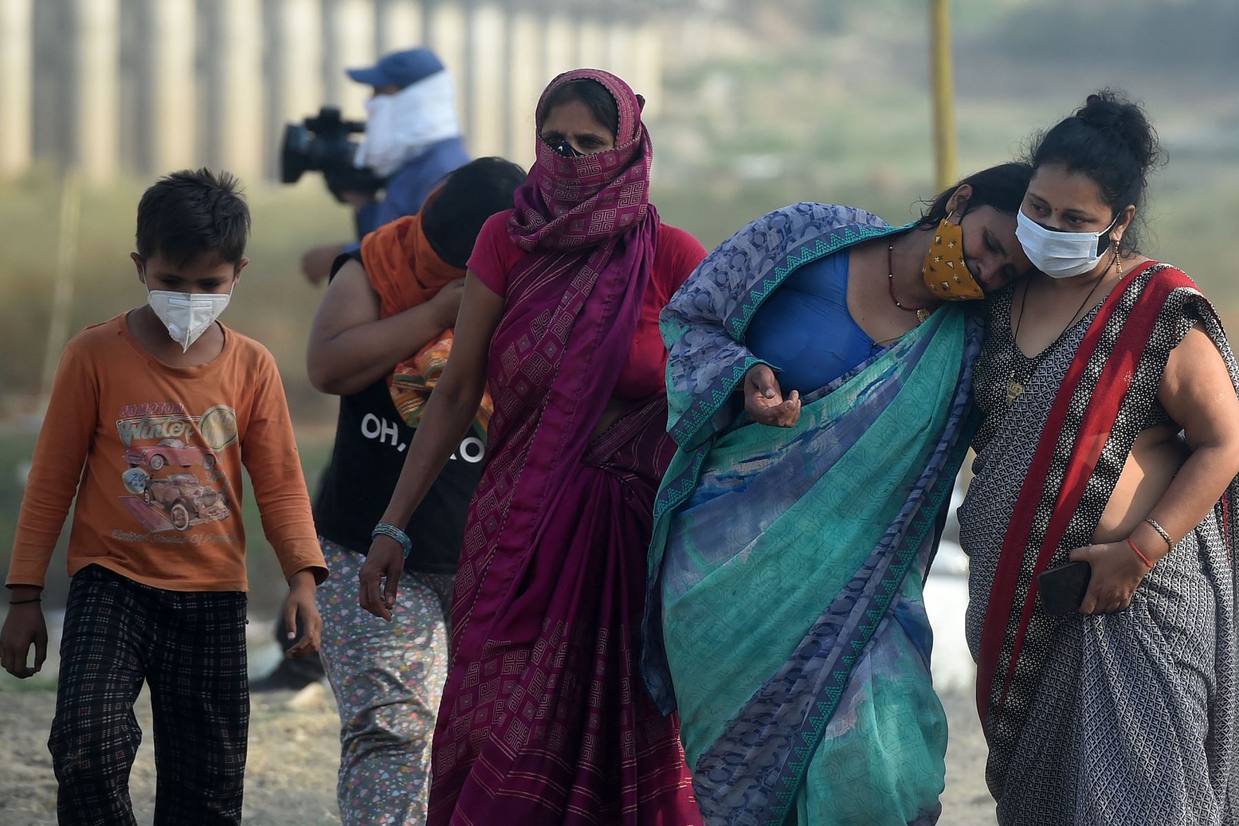 Familiares lloran durante la cremación de su ser querido que murió a causa del coronavirus en un campo de cremación en Allahabad, India, el 4 de mayo de 2021. Foto: AFP
