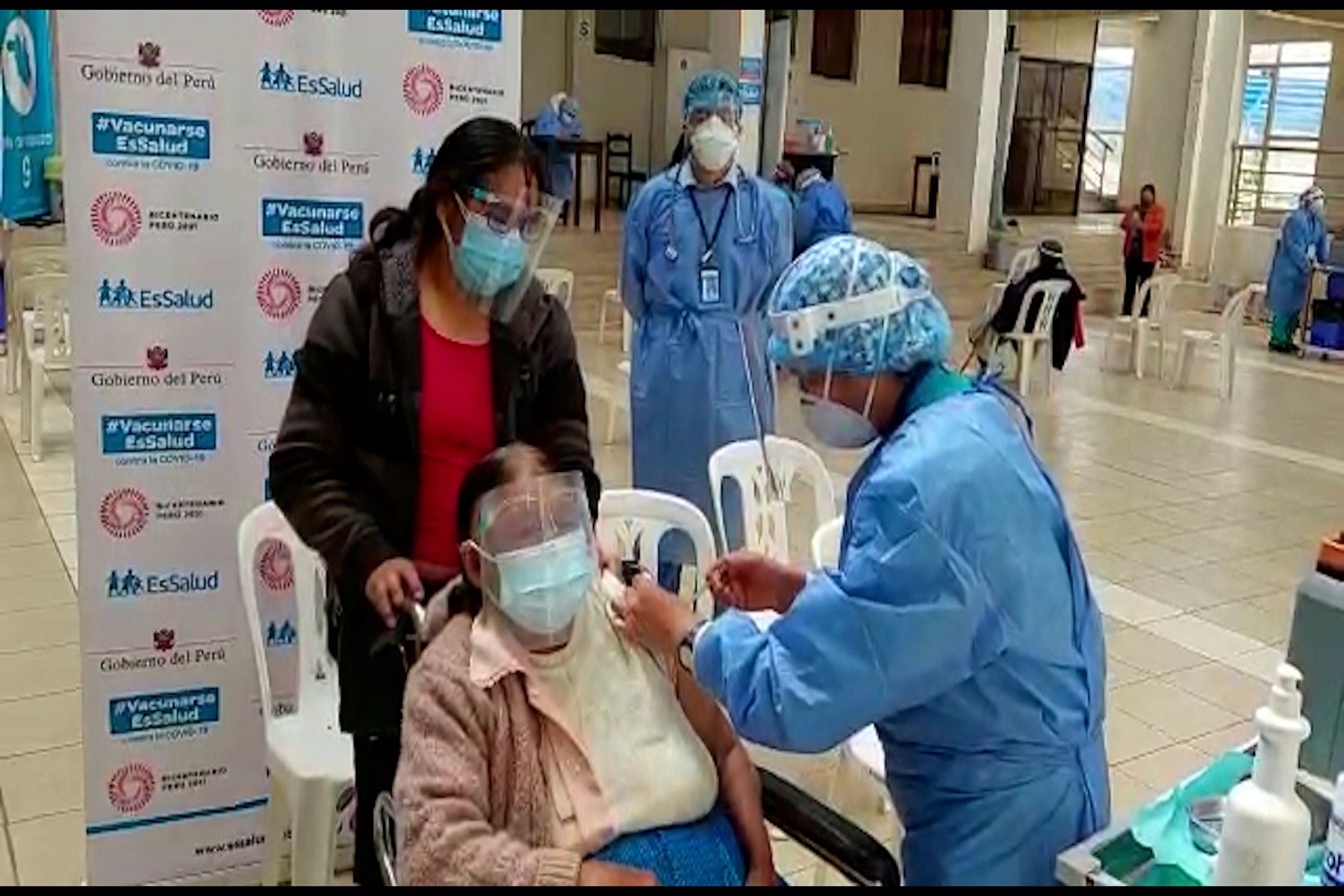 Historias de adultos mayores inoculados en más de 40 vacunatorios de EsSalud en regiones. Foto: Difusión