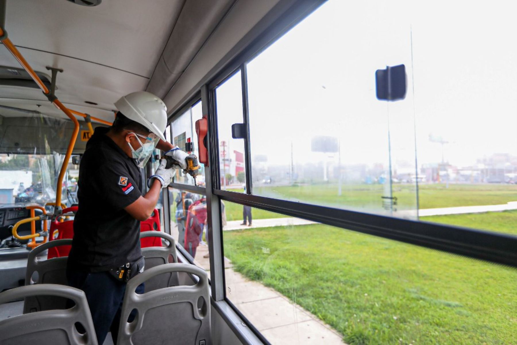 Covid-19: instalan topes en ventanas de buses para garantizar la ventilación. Foto: ANDINA/Difusión.