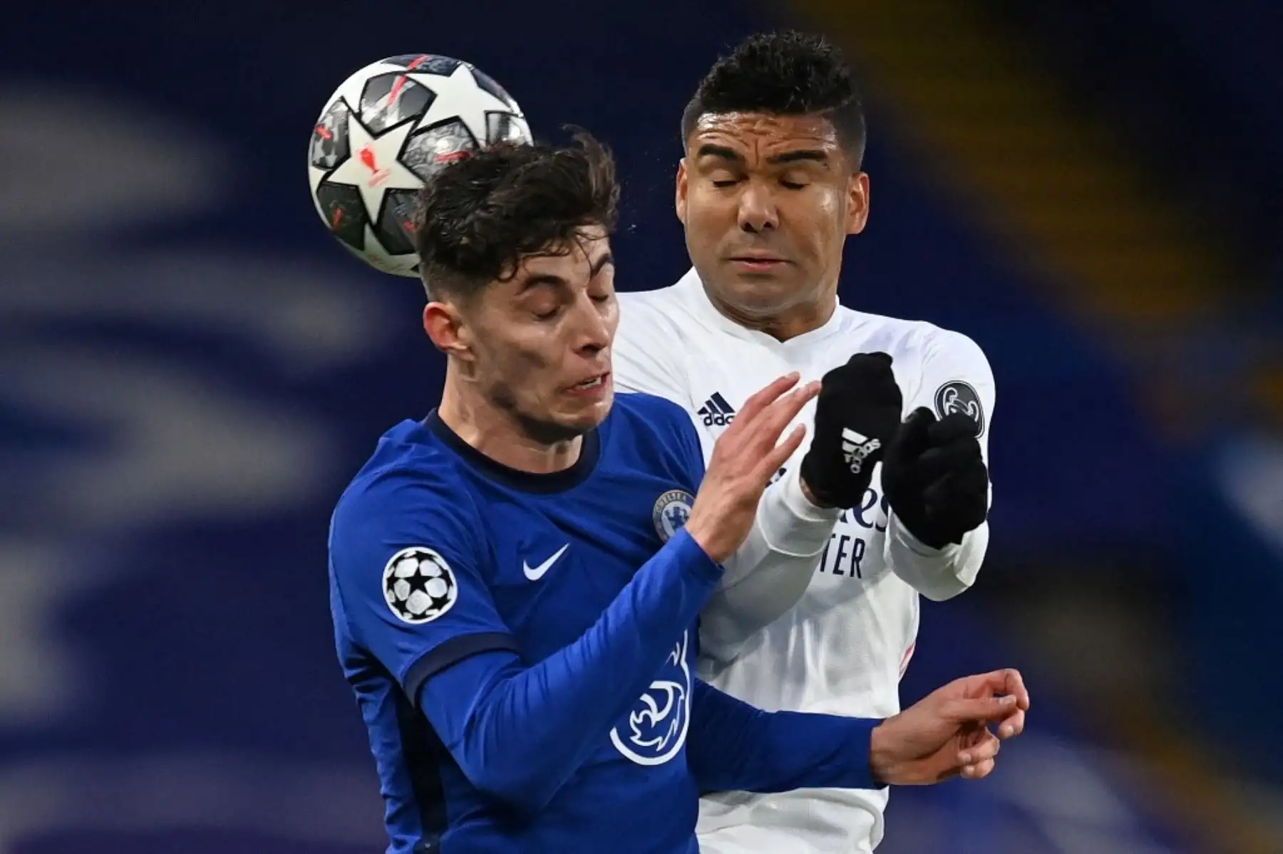 El centrocampista alemán del Chelsea Kai Havertz compite para cabecear el balón contra el mediocampista brasileño del Real Madrid Casemiro durante el partido de vuelta de la semifinal de la Liga de Campeones de la UEFA entre el Chelsea y el Real Madrid en Stamford Bridge en Londres. Foto: AFP