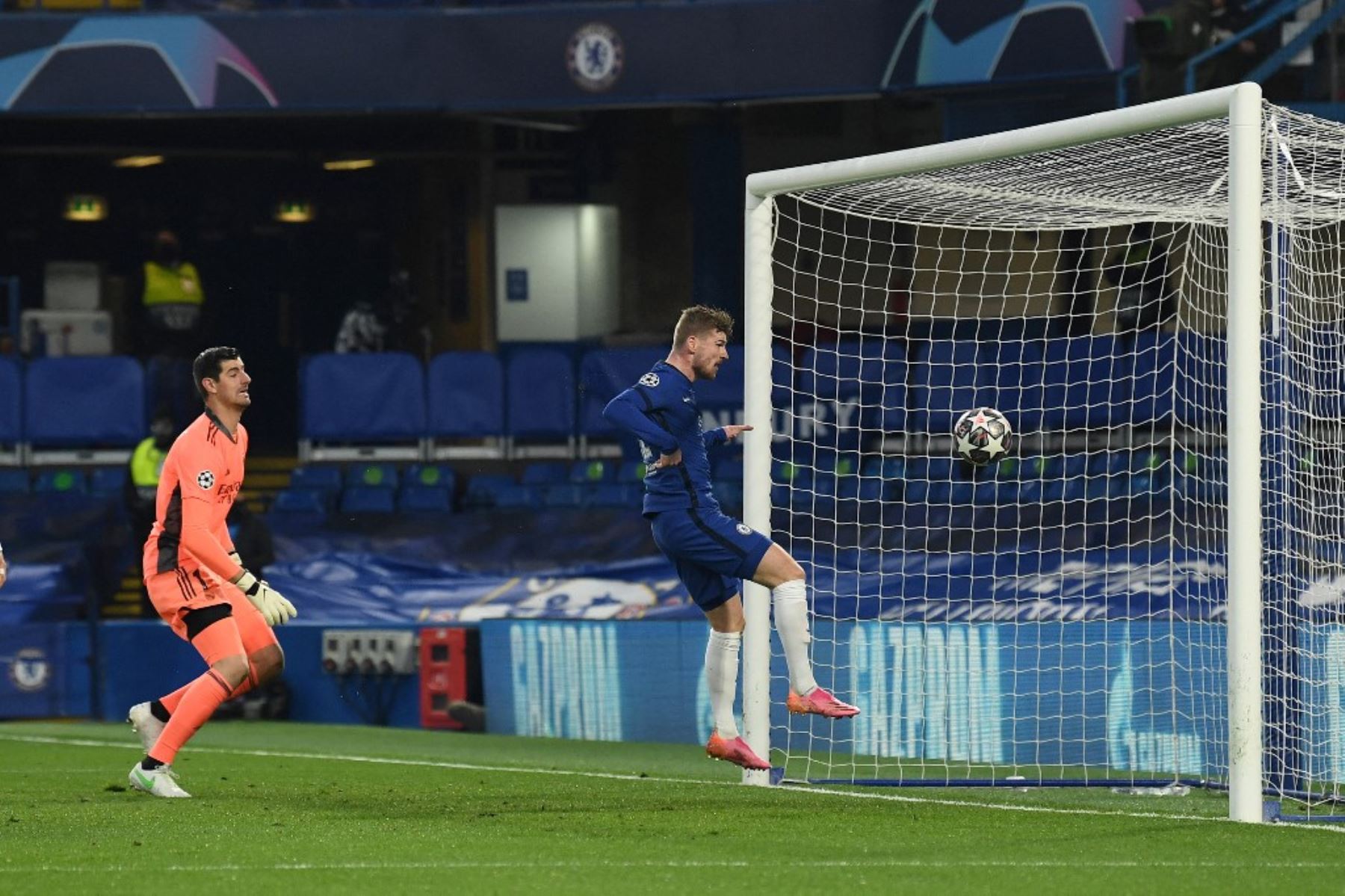 El delantero alemán del Chelsea, Timo Werner, cabecea un balón de rebote para marcar el primer gol durante el partido de vuelta de la semifinal de la Liga de Campeones de la UEFA entre el Chelsea y el Real Madrid en Stamford Bridge en Londres. Foto: AFP