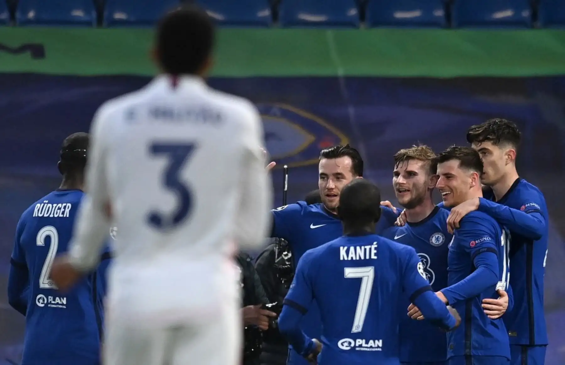 El delantero alemán del Chelsea, Timo Werner, celebra el gol de apertura durante el partido de vuelta de la semifinal de la Liga de Campeones de la UEFA entre el Chelsea y el Real Madrid en Stamford Bridge en Londres. Foto: AFP