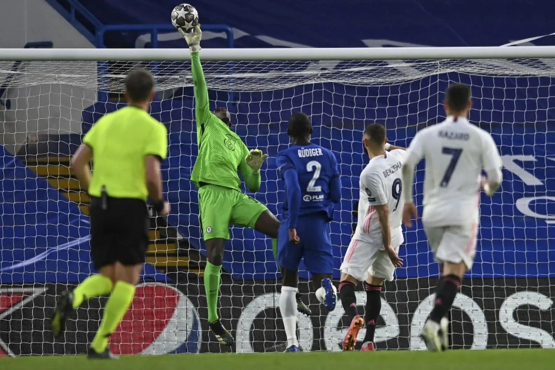 El portero senegalés nacido en Francia del Chelsea, Edouard Mendy, ataja un disparo del delantero francés del Real Madrid Karim Benzema durante el partido de vuelta de la semifinal de la Liga de Campeones de la UEFA entre el Chelsea y el Real Madrid en Stamford Bridge en Londres. Foto: AFP
