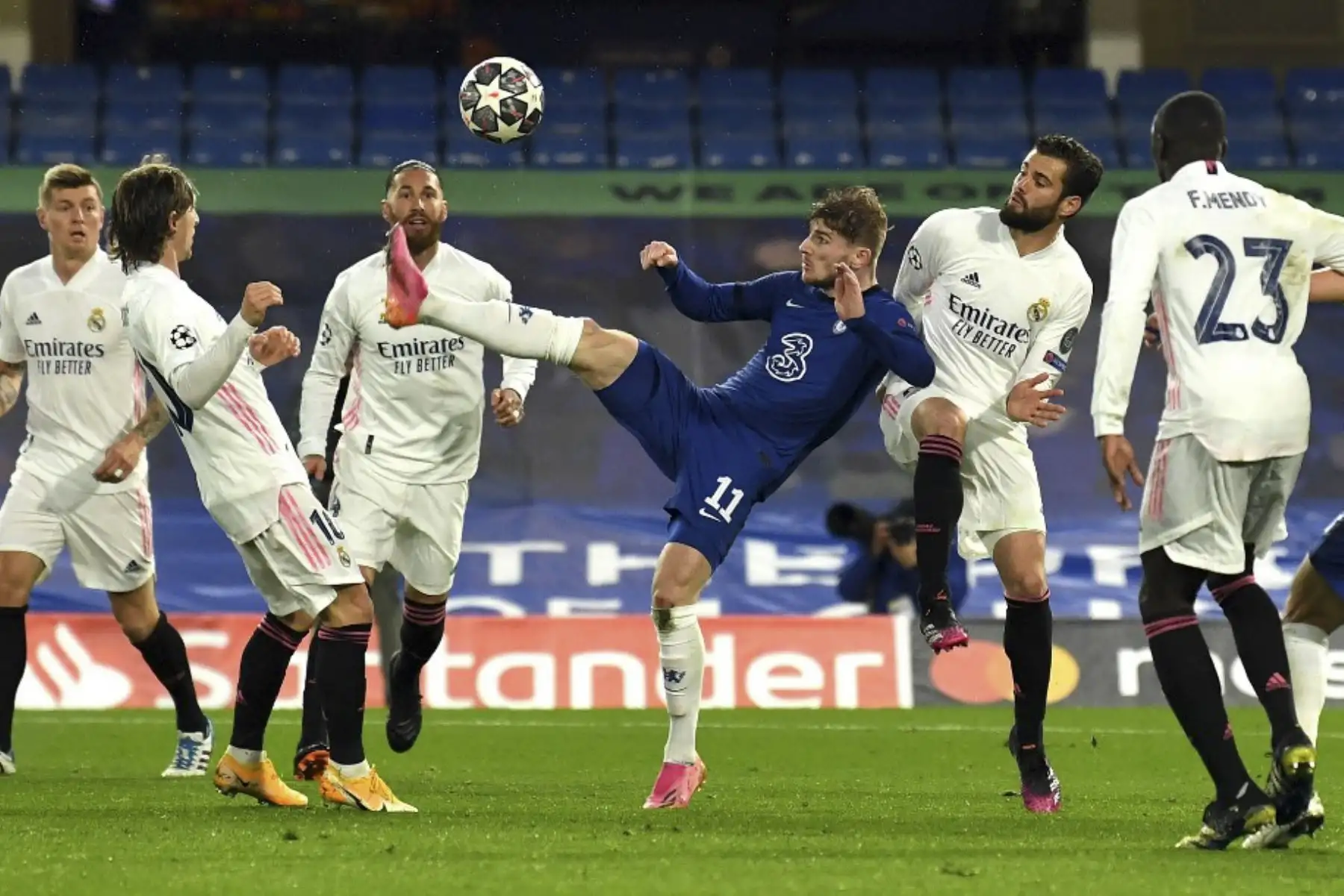 El delantero alemán del Chelsea, Timo Werner (C), dispara pero no logra anotar durante la semifinal de la segunda etapa de la UEFA Champions League entre el Chelsea y el Real Madrid en Stamford Bridge en Londres. Foto: AFP