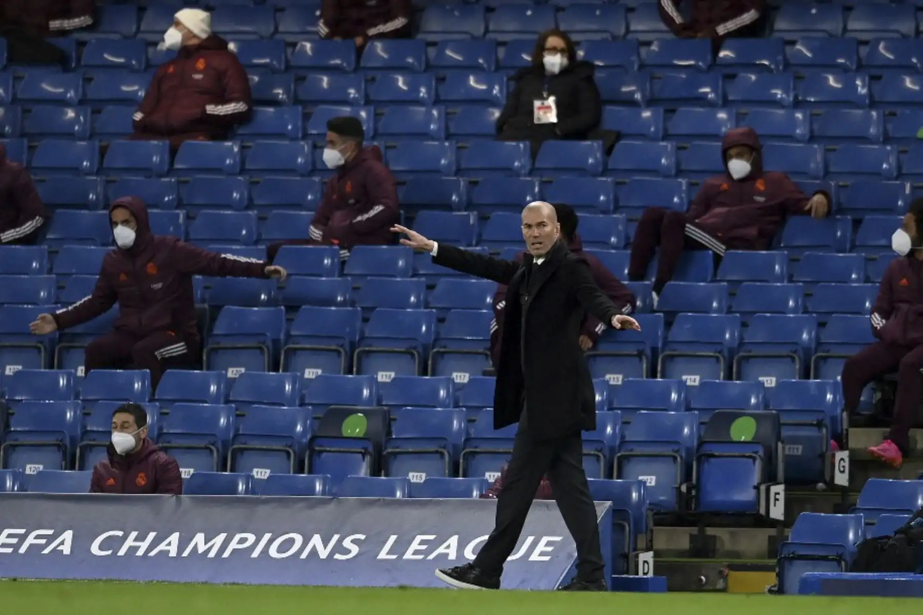 El entrenador francés del Real Madrid, Zinedine Zidane, grita instrucciones a sus jugadores desde la línea de banda durante el partido de vuelta de la semifinal de la UEFA Champions League entre el Chelsea y el Real Madrid en Stamford Bridge en Londres. Foto: AFP