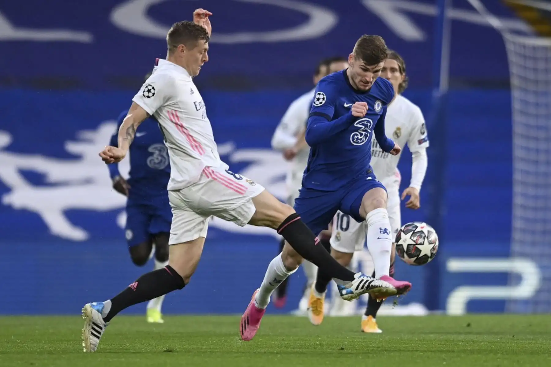 El alemán del Chelsea Timo Werner pasa por delante del mediocampista alemán del Real Madrid Toni Kroos durante la semifinal de la segunda etapa de la Liga de Campeones de la UEFA entre el Chelsea y el Real Madrid en Stamford Bridge en Londres. Foto: AFP