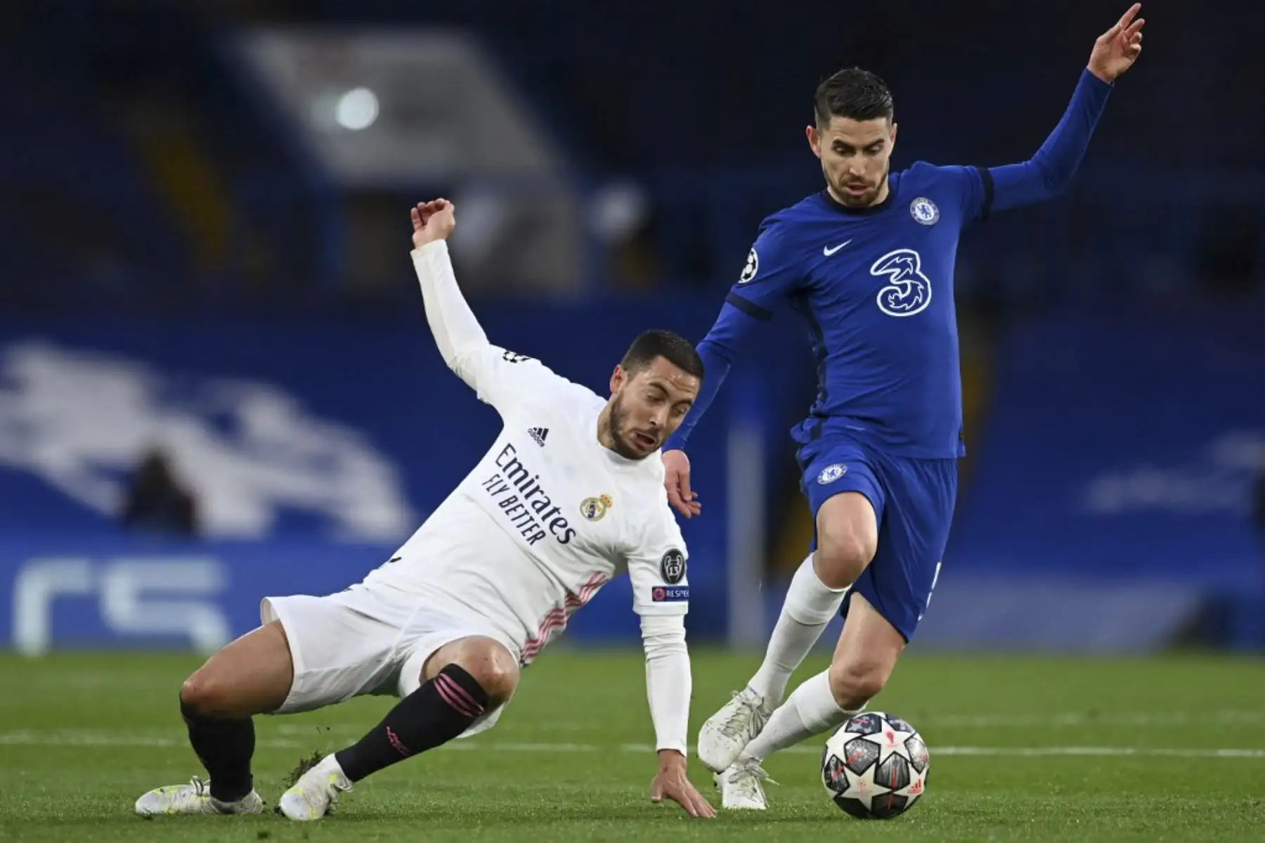 El centrocampista italiano del Chelsea Jorginho compite con el delantero belga del Real Madrid Eden Hazard durante la semifinal de la segunda etapa de la Liga de Campeones de la UEFA entre el Chelsea y el Real Madrid en Stamford Bridge en Londres. Foto: AFP