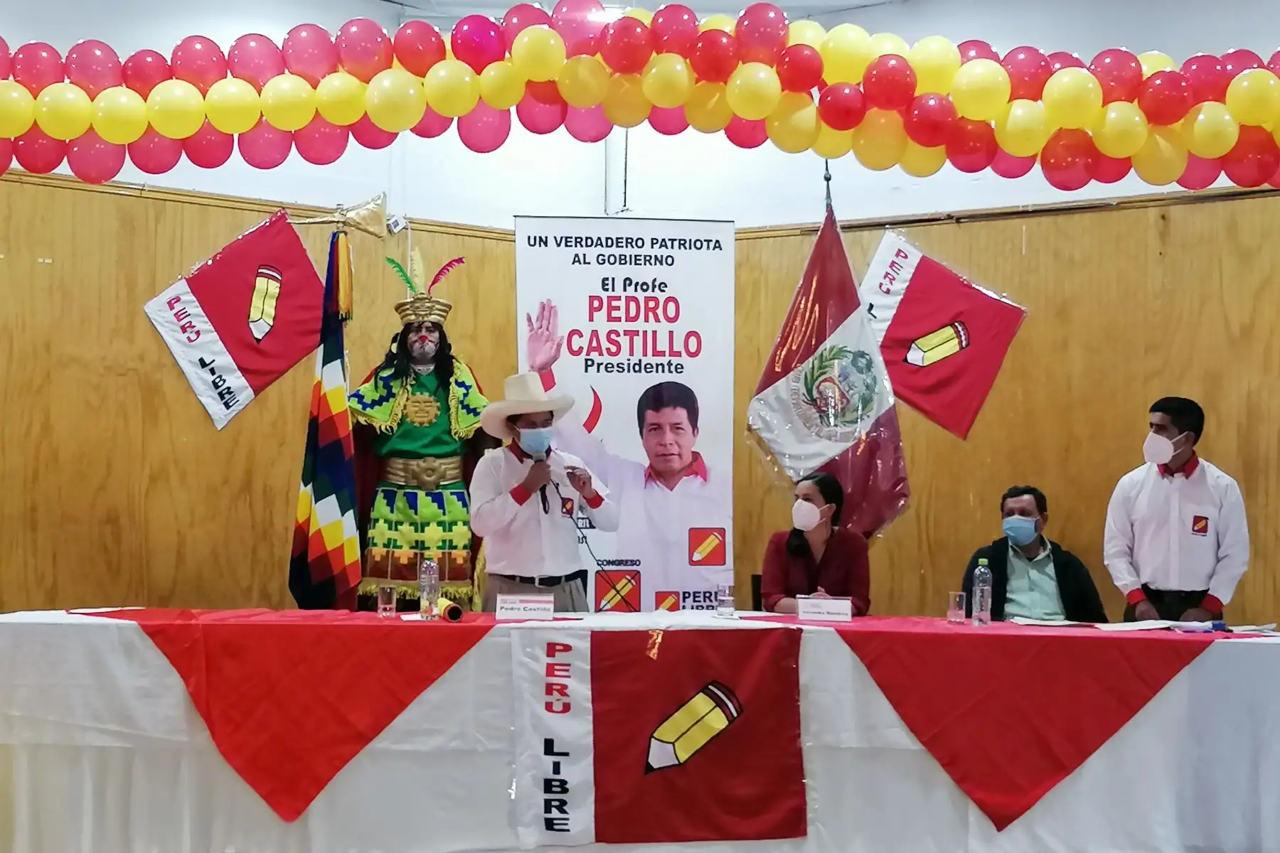 En conferencia de prensa el candidato de Perú Libre, Pedro Castillo suscribe compromiso con Veronica Mendoza de Juntos por el Perú con miras a la 2da vuelta electoral.
Foto: ANDINA/Renato Pajuelo