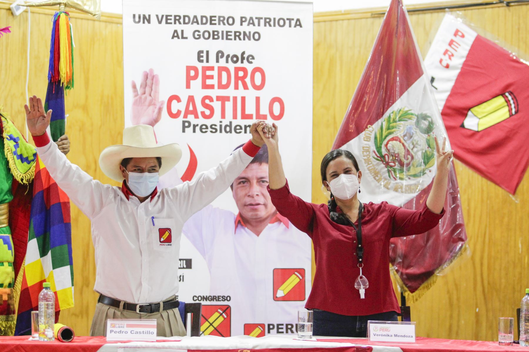 En conferencia de prensa el candidato de Perú Libre, Pedro Castillo suscribe compromiso con Verónica Mendoza de Juntos por el Perú con miras a la 2da vuelta electoral.
Foto: ANDINA/Renato Pajuelo