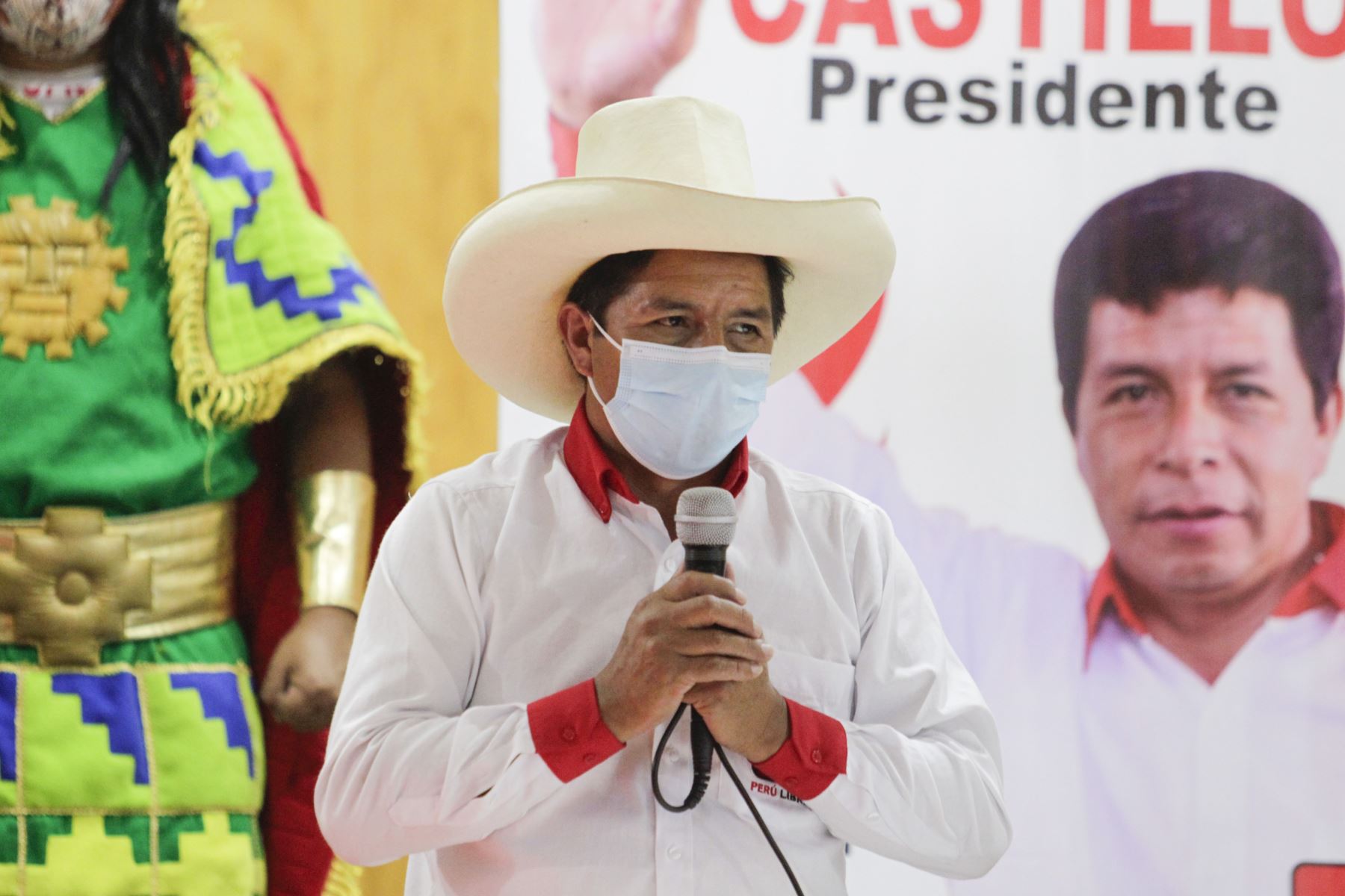 En conferencia de prensa el candidato de Perú Libre, Pedro Castillo suscribe compromiso con Verónica Mendoza de Juntos por el Perú con miras a la 2da vuelta electoral.
Foto: ANDINA/Renato Pajuelo