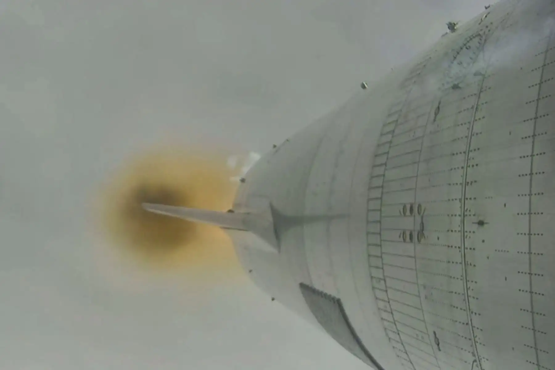 En esta captura de pantalla fotográfica tomada de la transmisión en vivo de SpaceX, se muestra el Starship SN15 durante el lanzamiento desde Boca Chica, Texas.
Foto: AFP