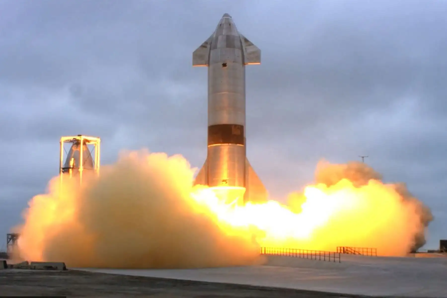 En esta captura de pantalla fotográfica tomada de la transmisión en vivo de SpaceX, se muestra el lanzamiento del Starship SN15 desde Boca Chica, Texas.
Foto: AFP
