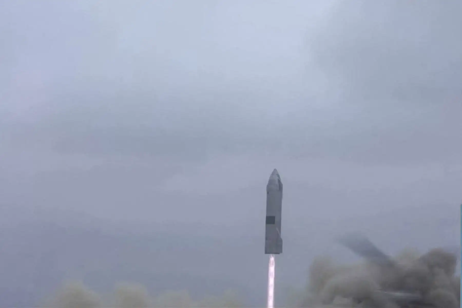 En esta captura de pantalla de la foto tomada de la transmisión en vivo de SpaceX muestra el Starship SN15 despegando en Boca Chica, Texas.
Foto: AFP