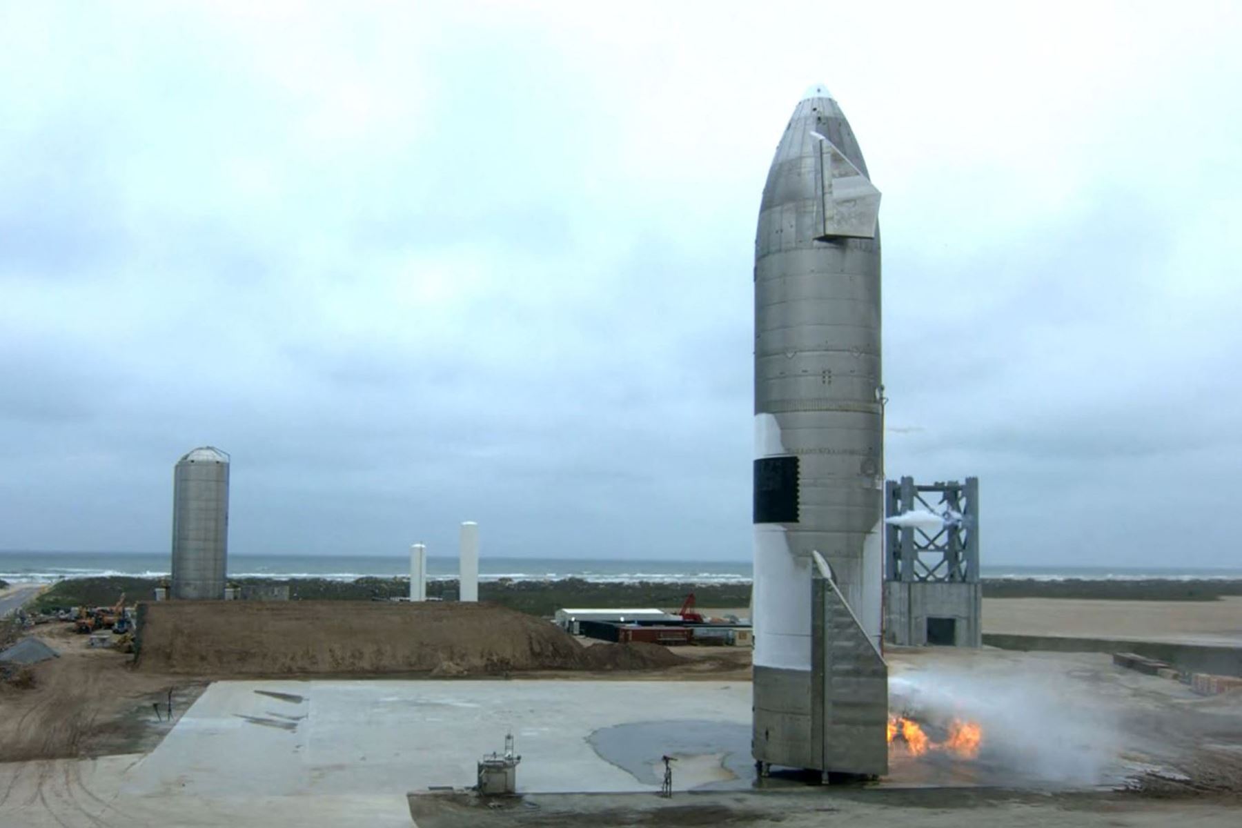En esta captura de pantalla de la foto hecha de la transmisión en vivo de SpaceX muestra el Starship SN15 después de aterrizar en Boca Chica, Condado de Cameron, Texas.
Foto: AFP
