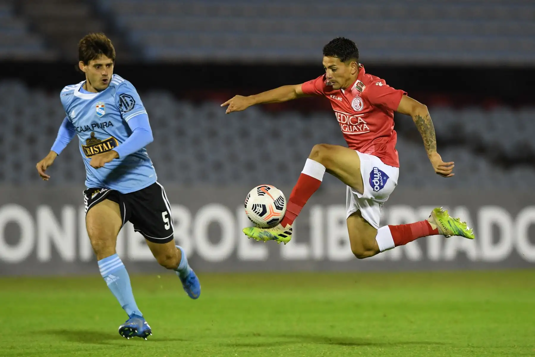 El uruguayo Rentistas Franco Pérez y el peruano Sporting Cristal argentino Omar Merlo disputan el balón durante el partido de la fase de grupos de la Copa Libertadores.
Foto: AFP