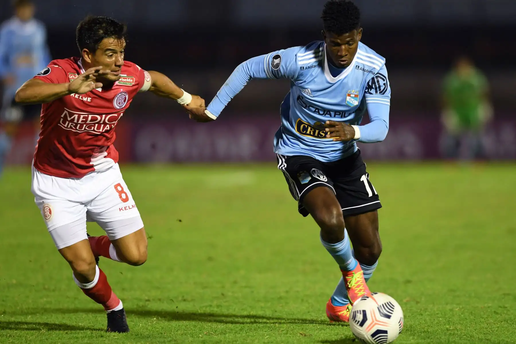 El jugador uruguayo de Rentistas Carlos Rodales, y el jugador de Sporting Cristal, Washington Corozo disputan el balón durante el partido de la fase de grupos del torneo de fútbol Copa Libertadores.
Foto: AFP