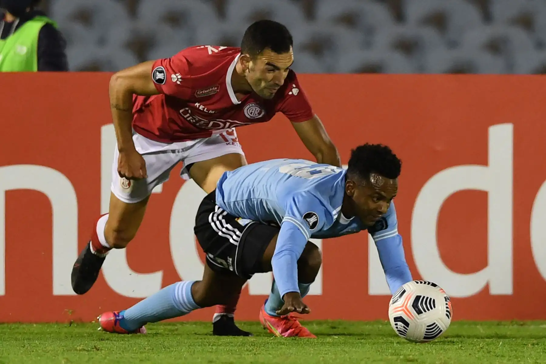 El jugador uruguayo de Rentistas, Facundo Peraza  y el peruano Sporting Cristal Nilson Loyola disputan el balón durante el partido de la fase de grupos de la Copa Libertadores.
Foto: AFP