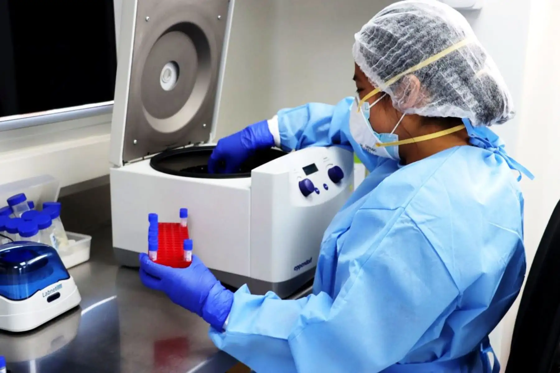Cada kit contiene material para la toma de muestra y reactivos para la detección cualitativa del ARN del coronavirus. Foto: ANDINA/Cortesía Eduard Lozano