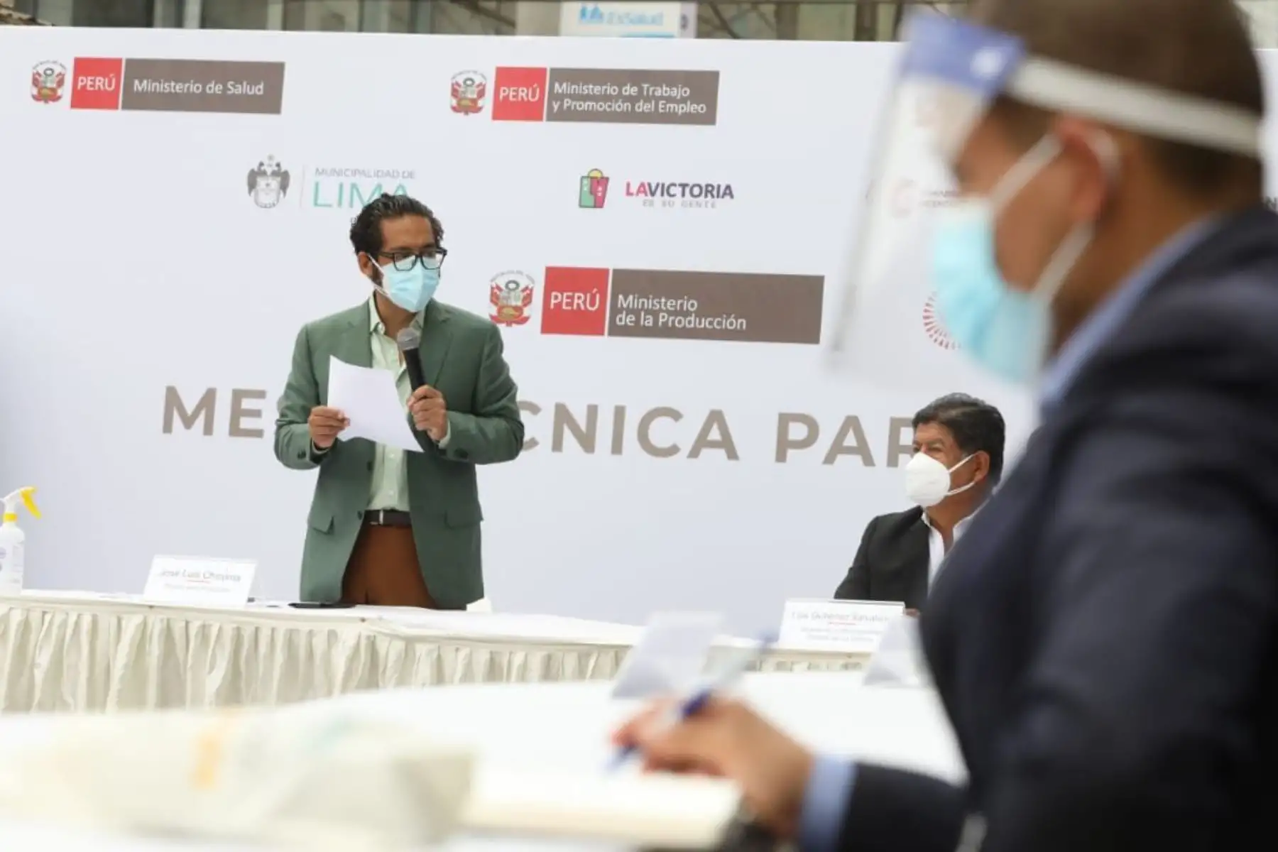 El Ministro de la Producción, José Luis Chicoma, instaló la Mesa Técnica de Trabajo de Gamarra, con el objetivo identificar soluciones a las necesidades del conglomerado, y fortalecer la productividad y desarrollo económico de sus comerciantes. Foto: ANDINA/ Produce