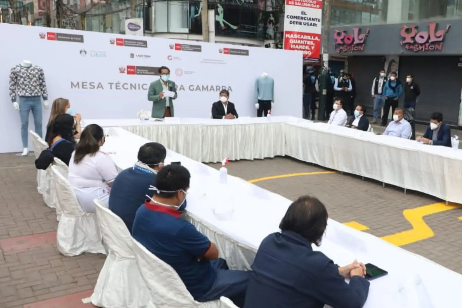El Ministro de la Producción, José Luis Chicoma, instaló la Mesa Técnica de Trabajo de Gamarra, con el objetivo identificar soluciones a las necesidades del conglomerado, y fortalecer la productividad y desarrollo económico de sus comerciantes. Foto: ANDINA/ Produce