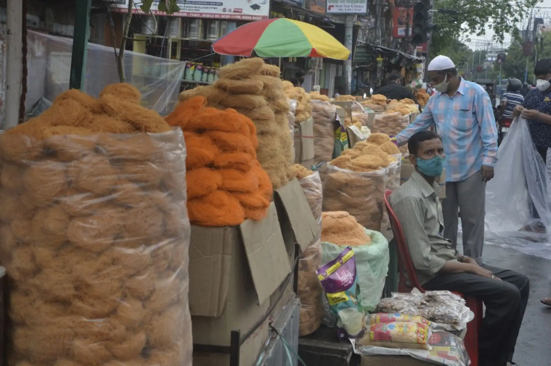 Un vendedor de fideos en un mercado durante el mes sagrado del Ramadán en Siliguri después de que el gobierno de Bengala Occidental impusiera un bloqueo parcial para frenar la propagación del coronavirus Covid-19. Foto: AFP