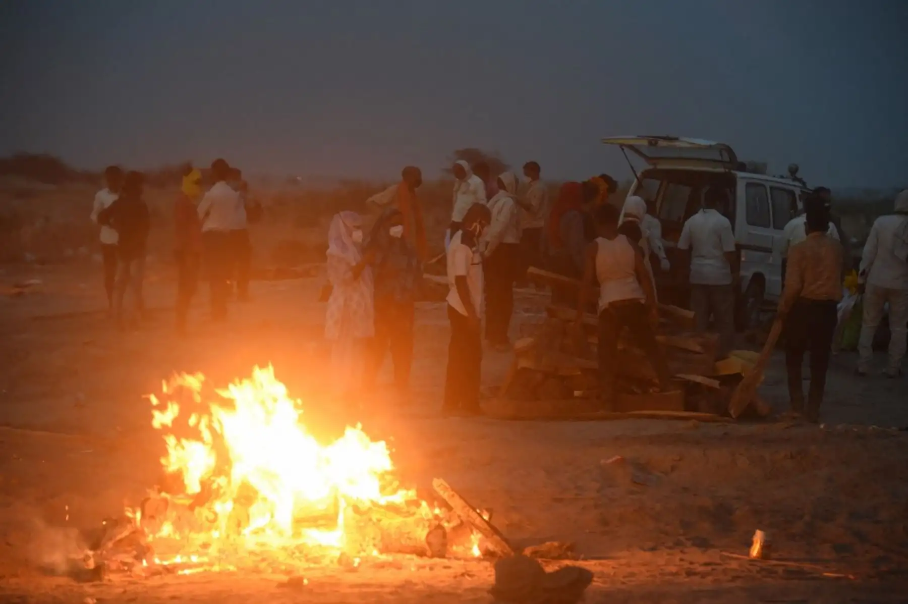 Familiares preparan la pira funeraria de su ser querido que murió debido al coronavirus covid-19 en un crematorio en Allahabad el 6 de mayo de 2021. Foto: AFP
