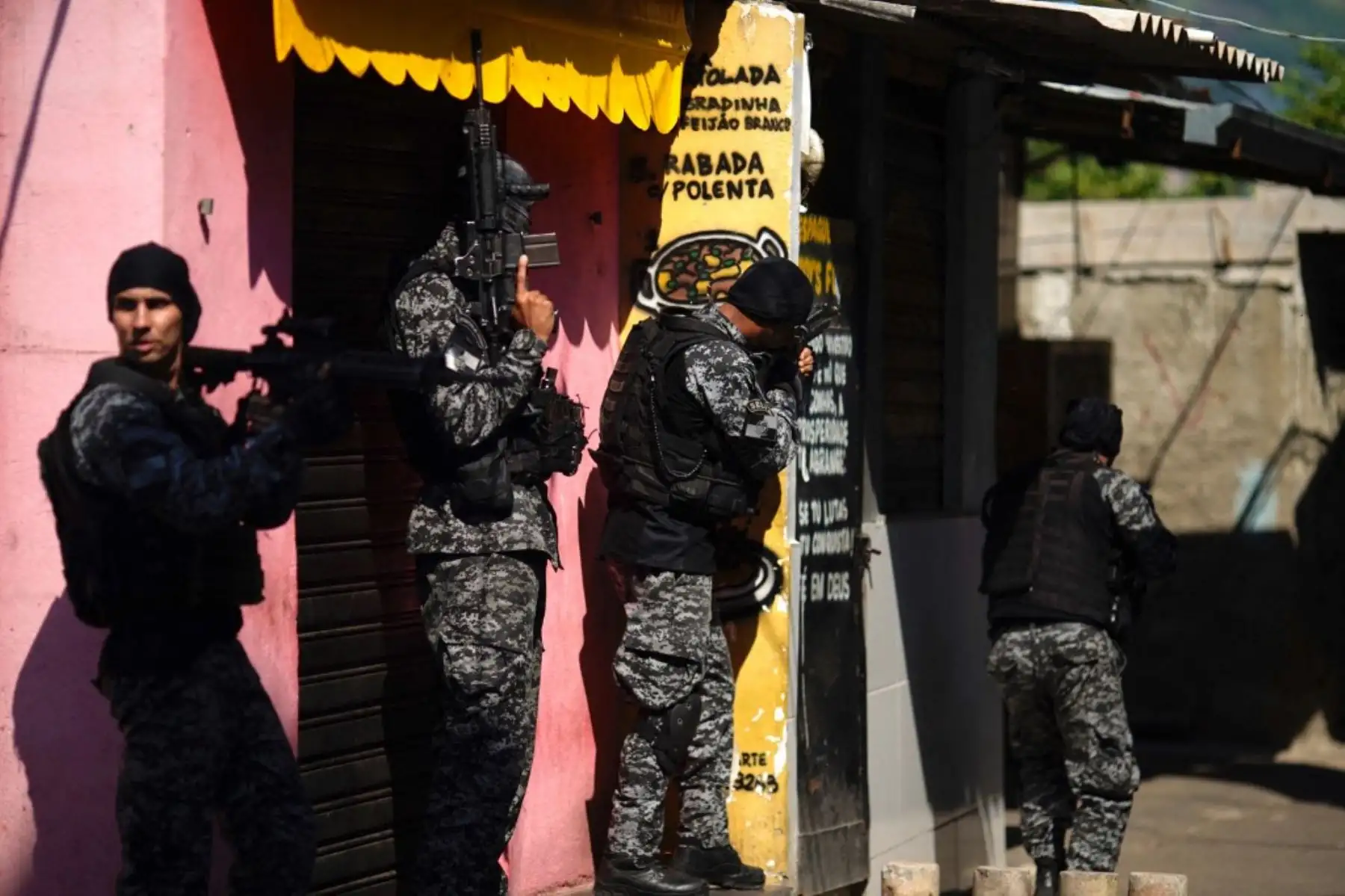 Agentes de la Policía Civil de Río son vistos durante una operación policial contra narcotraficantes en la favela Jacarezinho en el estado de Río de Janeiro, Brasil, el 6 de mayo de 2021. Foto: AFP