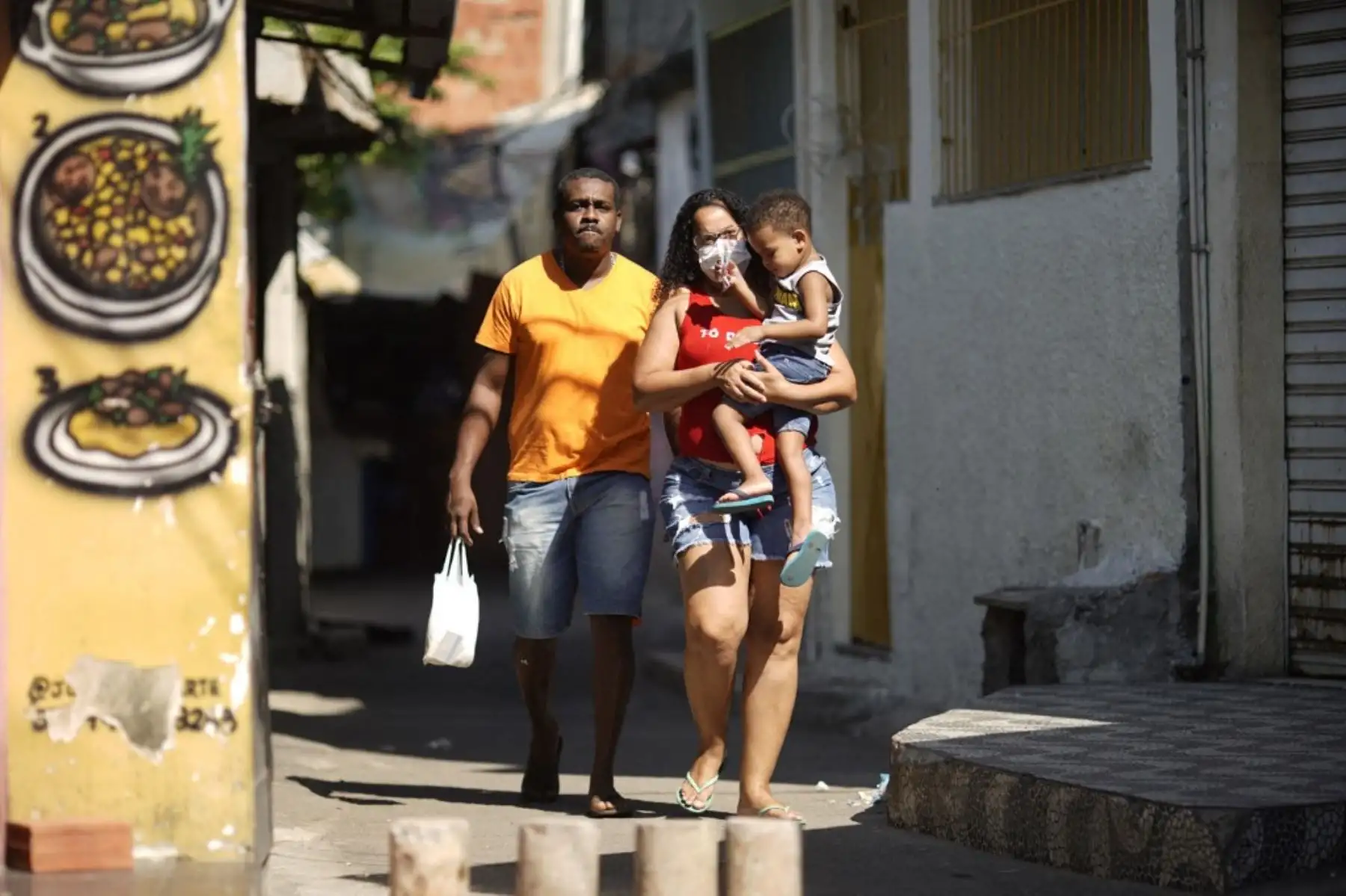 Los lugareños son vistos durante una operación policial contra narcotraficantes en la favela Jacarezinho en el estado de Río de Janeiro, Brasil, el 6 de mayo de 2021. Foto: AFP