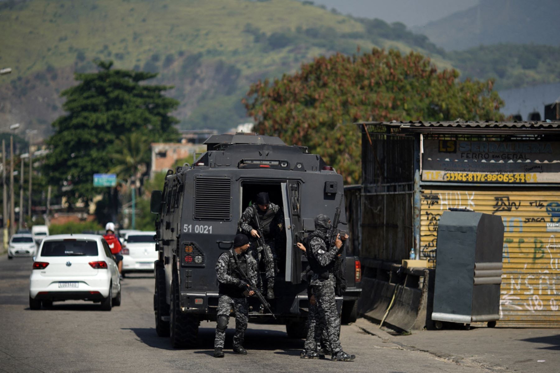 Agentes de la Policía Civil de Río son vistos durante un operativo policial contra narcotraficantes en la favela Jacarezinho en el estado de Río de Janeiro, Brasil, el 6 de mayo de 2021. Foto: AFP