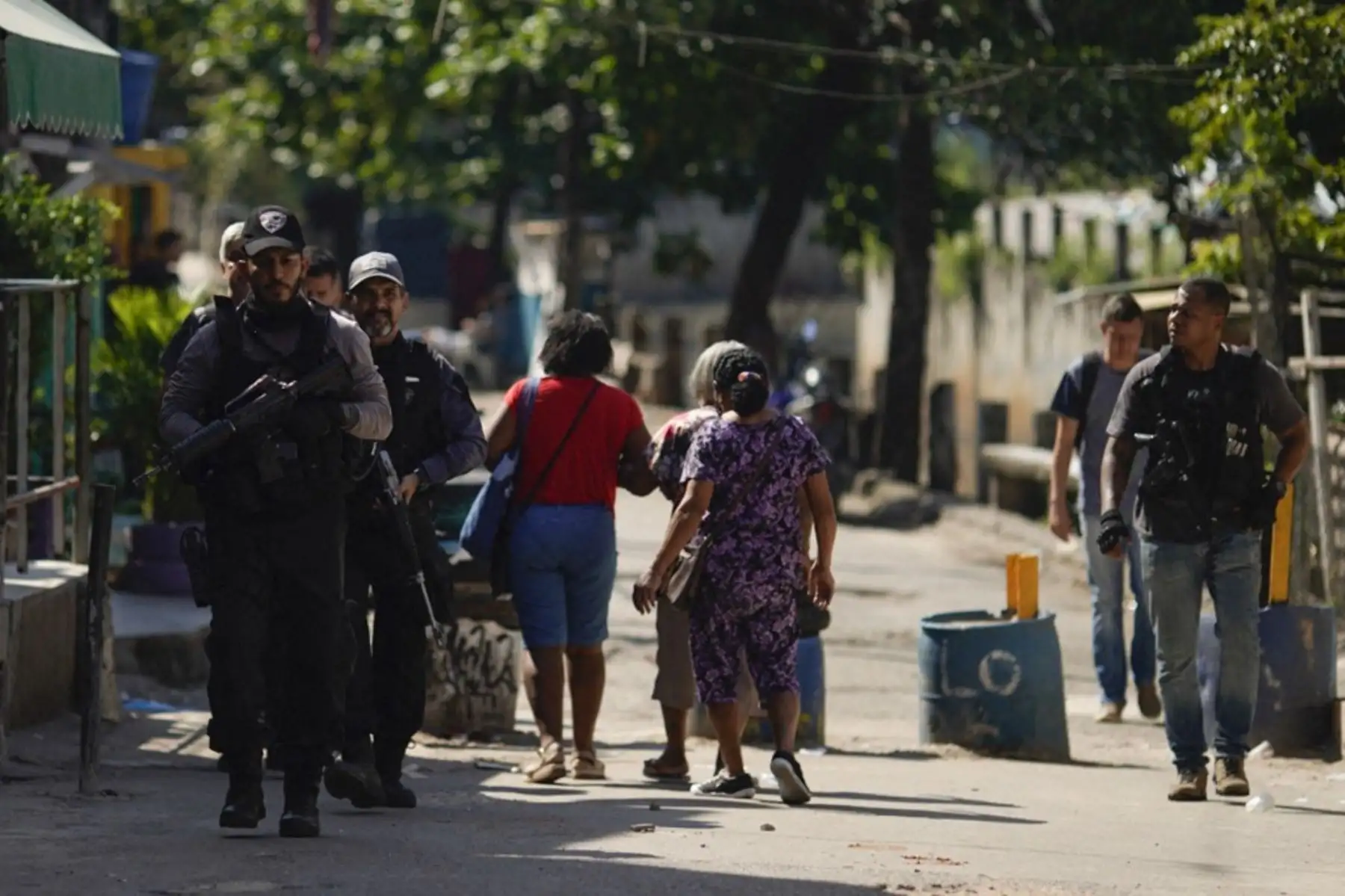 Agentes de la Policía Civil de Río son vistos durante un operativo policial contra narcotraficantes en la favela Jacarezinho en el estado de Río de Janeiro, Brasil, el 6 de mayo de 2021. Foto: AFP