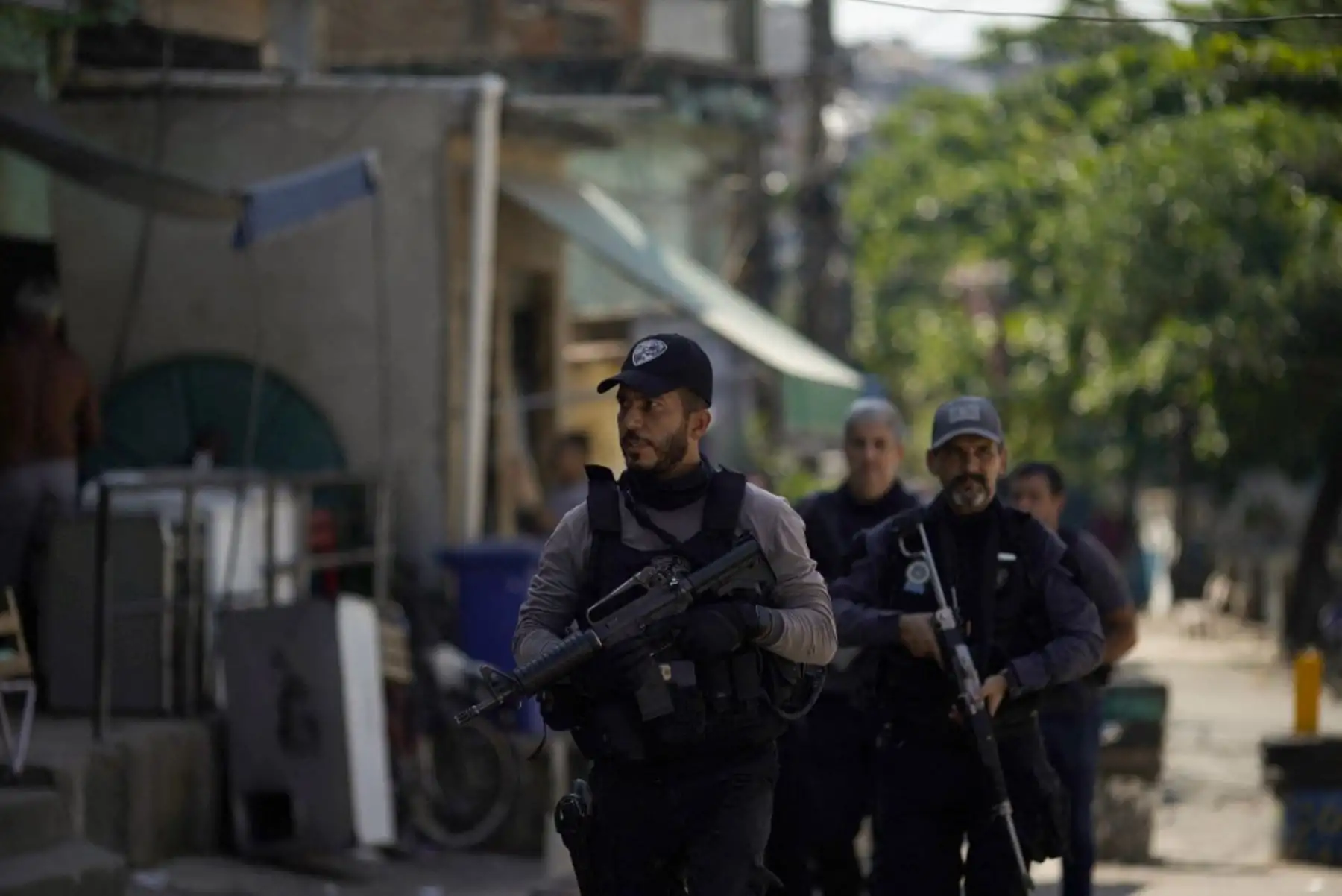 Agentes de la Policía Civil de Río son vistos durante un operativo policial contra narcotraficantes en la favela Jacarezinho en el estado de Río de Janeiro, Brasil, el 6 de mayo de 2021. Foto: AFP
