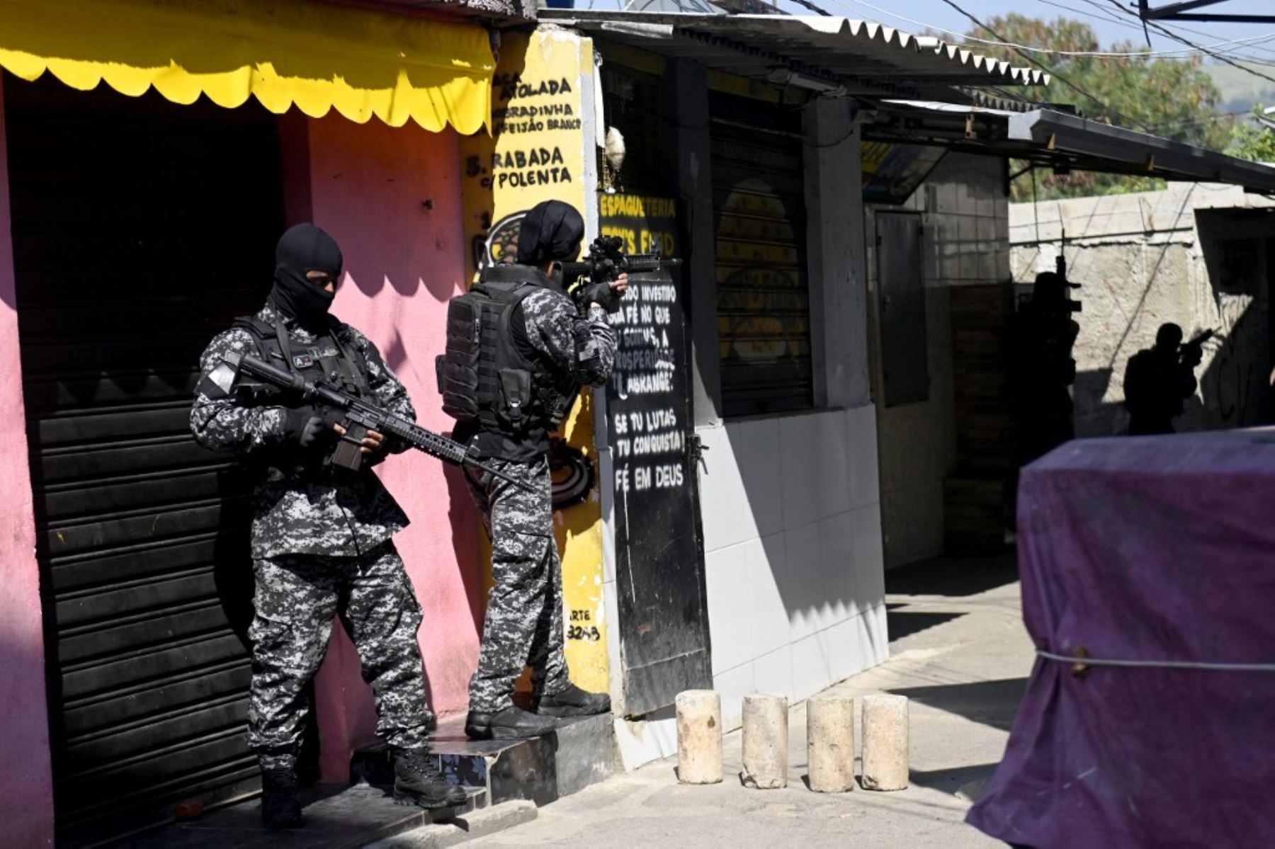 Agentes de la Policía Civil de Río son vistos durante un operativo policial contra narcotraficantes en la favela Jacarezinho en el estado de Río de Janeiro, Brasil, el 6 de mayo de 2021. Foto: AFP