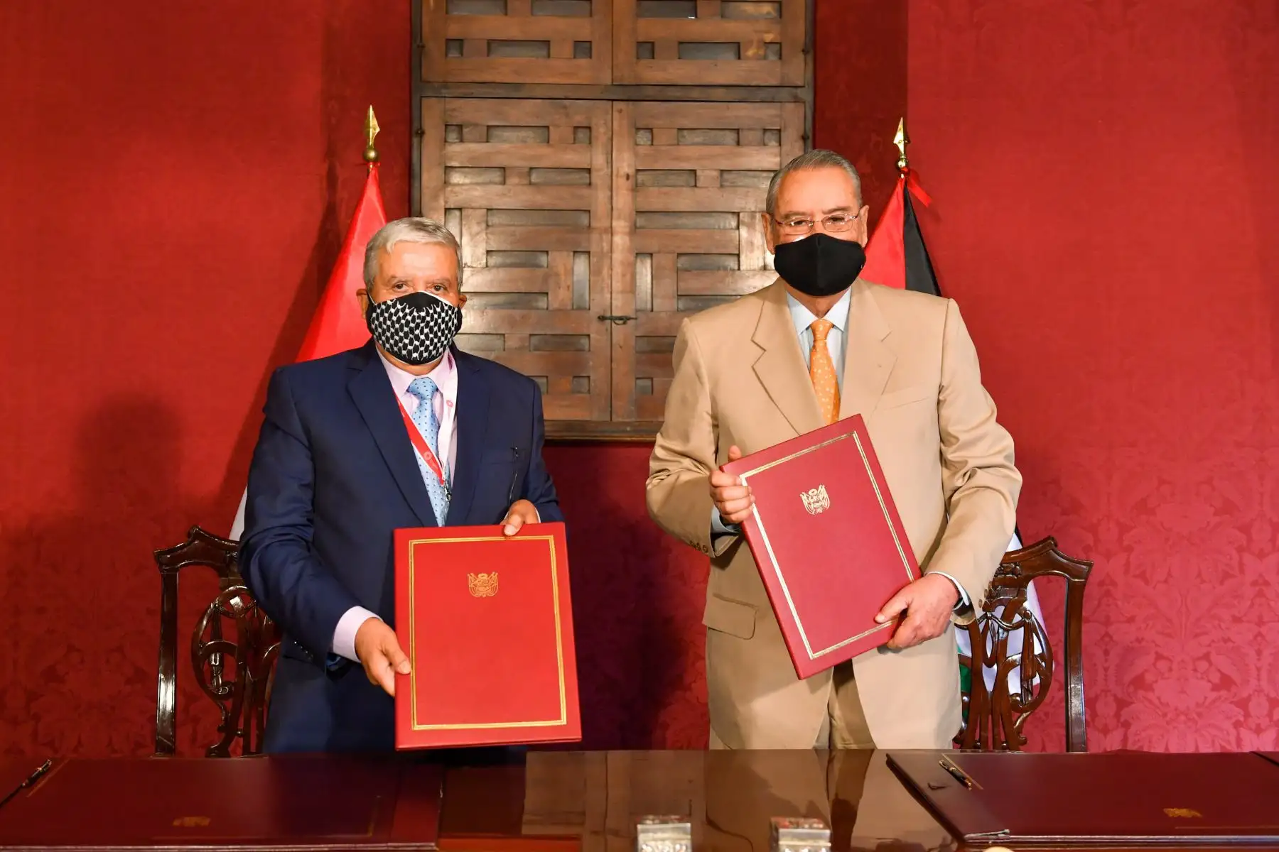 El Canciller Allan Wagner y el Embajador del Estado de Palestina, Walid Ibrahim Muaqqat, suscribieron el Acuerdo de Cooperación Técnica entre el Perú y Palestina, que fomentará la colaboración mutua para superar brechas hacia el logro de los Objetivos de Desarrollo Sostenible. Foto: Cancillería