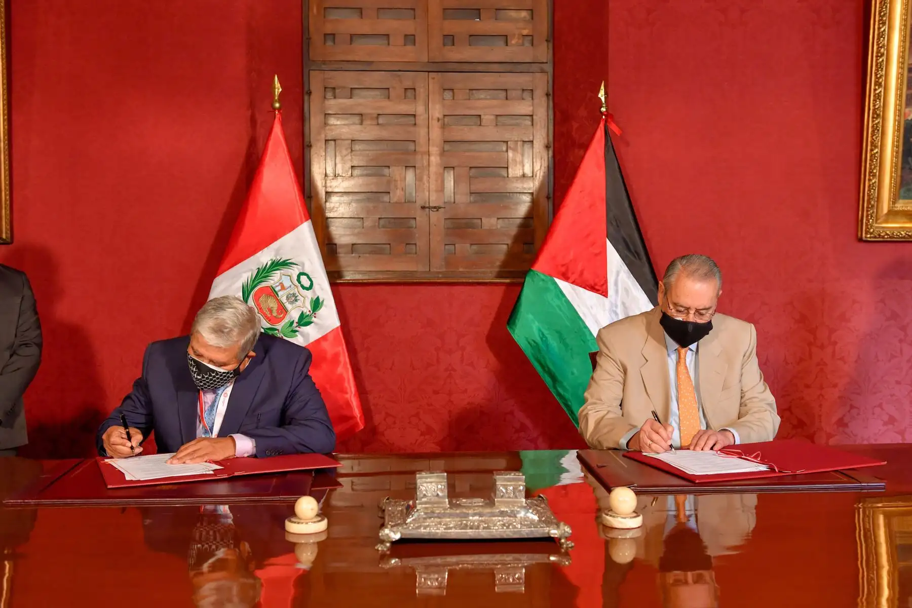 El Canciller Allan Wagner y el Embajador del Estado de Palestina, Walid Ibrahim Muaqqat, suscribieron el Acuerdo de Cooperación Técnica entre el Perú y Palestina, que fomentará la colaboración mutua para superar brechas hacia el logro de los Objetivos de Desarrollo Sostenible. Foto: Cancillería