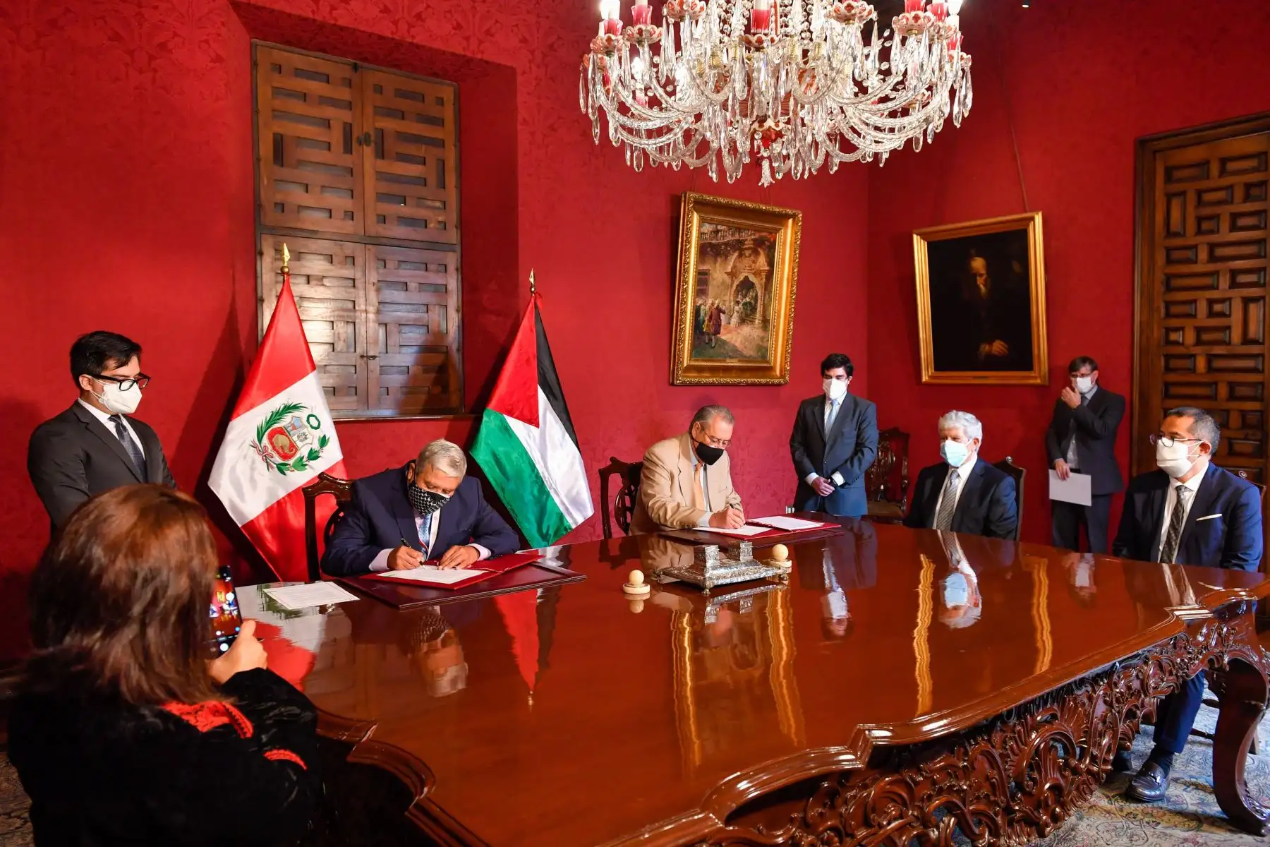 El Canciller Allan Wagner y el Embajador del Estado de Palestina, Walid Ibrahim Muaqqat, suscribieron el Acuerdo de Cooperación Técnica entre el Perú y Palestina, que fomentará la colaboración mutua para superar brechas hacia el logro de los Objetivos de Desarrollo Sostenible. Foto: Cancillería
