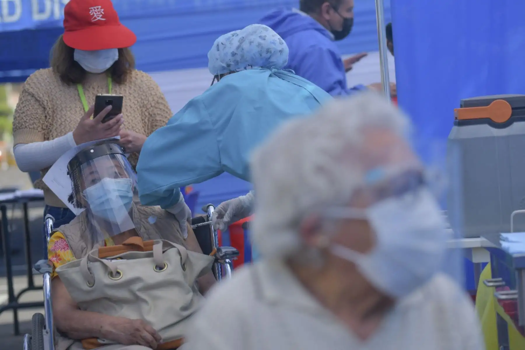 Vacunación a adultos mayores se realiza con mayor orden en Arequipa. El proceso de vacunación se realiza a 5.110 adultos mayores en los distritos de Mariano Melgar, Miraflores, Cayma y Socabaya. Municipios apoyan en el proceso de vacunación con la instalaron de baños químicos y en el orden. Foto: Diego Ramos