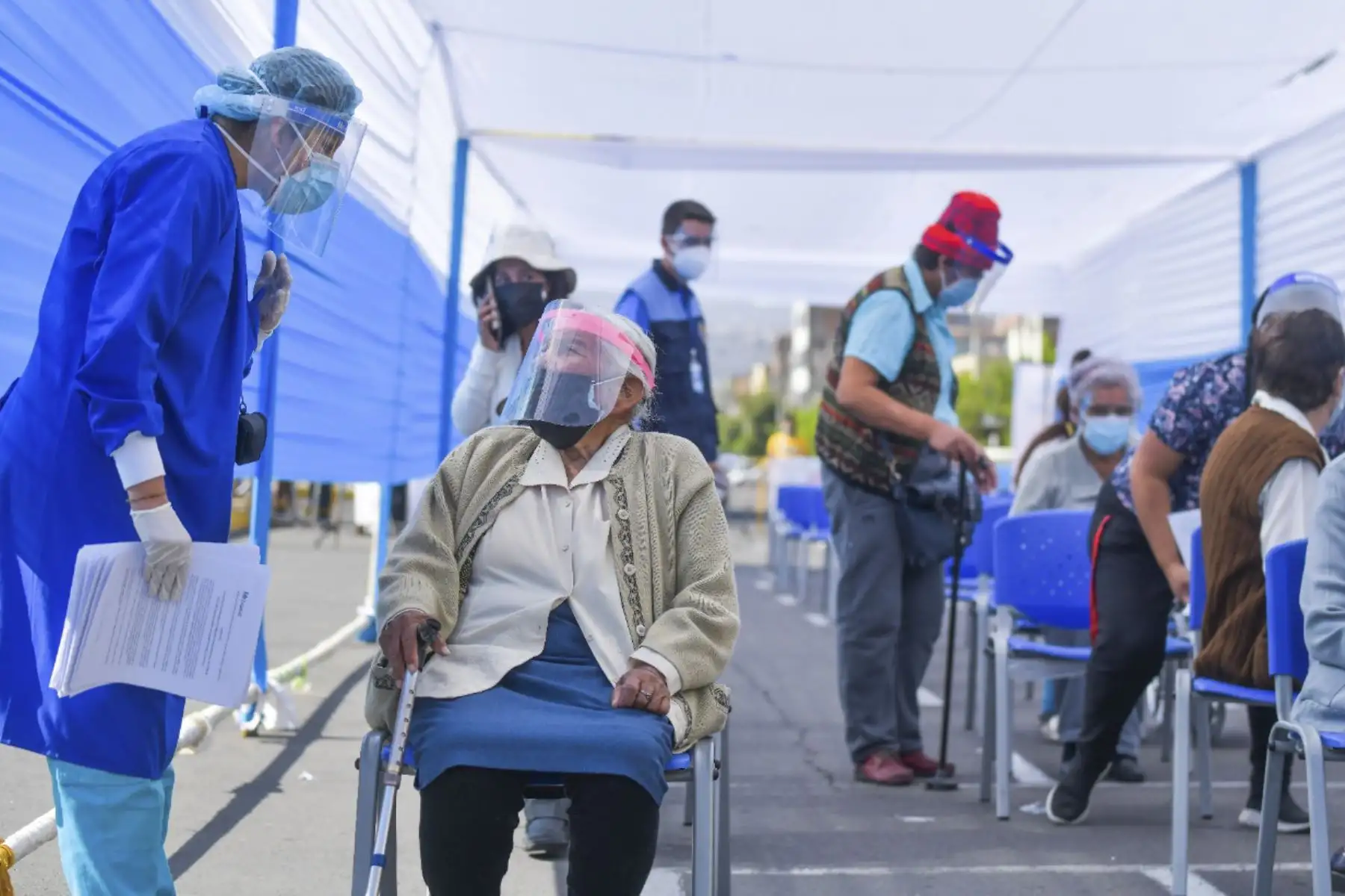 Vacunación a adultos mayores se realiza con mayor orden en Arequipa. El proceso de vacunación se realiza a 5.110 adultos mayores en los distritos de Mariano Melgar, Miraflores, Cayma y Socabaya. Municipios apoyan en el proceso de vacunación con la instalaron de baños químicos y en el orden. Foto: Diego Ramos