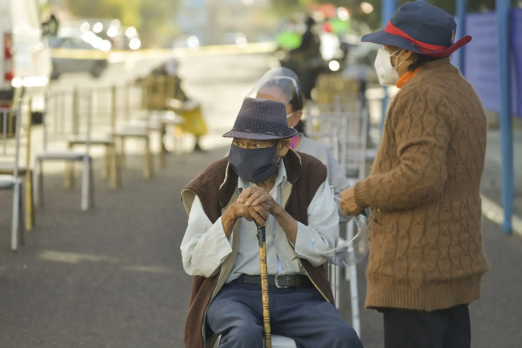 Vacunación a adultos mayores se realiza con mayor orden en Arequipa. El proceso de vacunación se realiza a 5.110 adultos mayores en los distritos de Mariano Melgar, Miraflores, Cayma y Socabaya. Municipios apoyan en el proceso de vacunación con la instalaron de baños químicos y en el orden. Foto: Diego Ramos