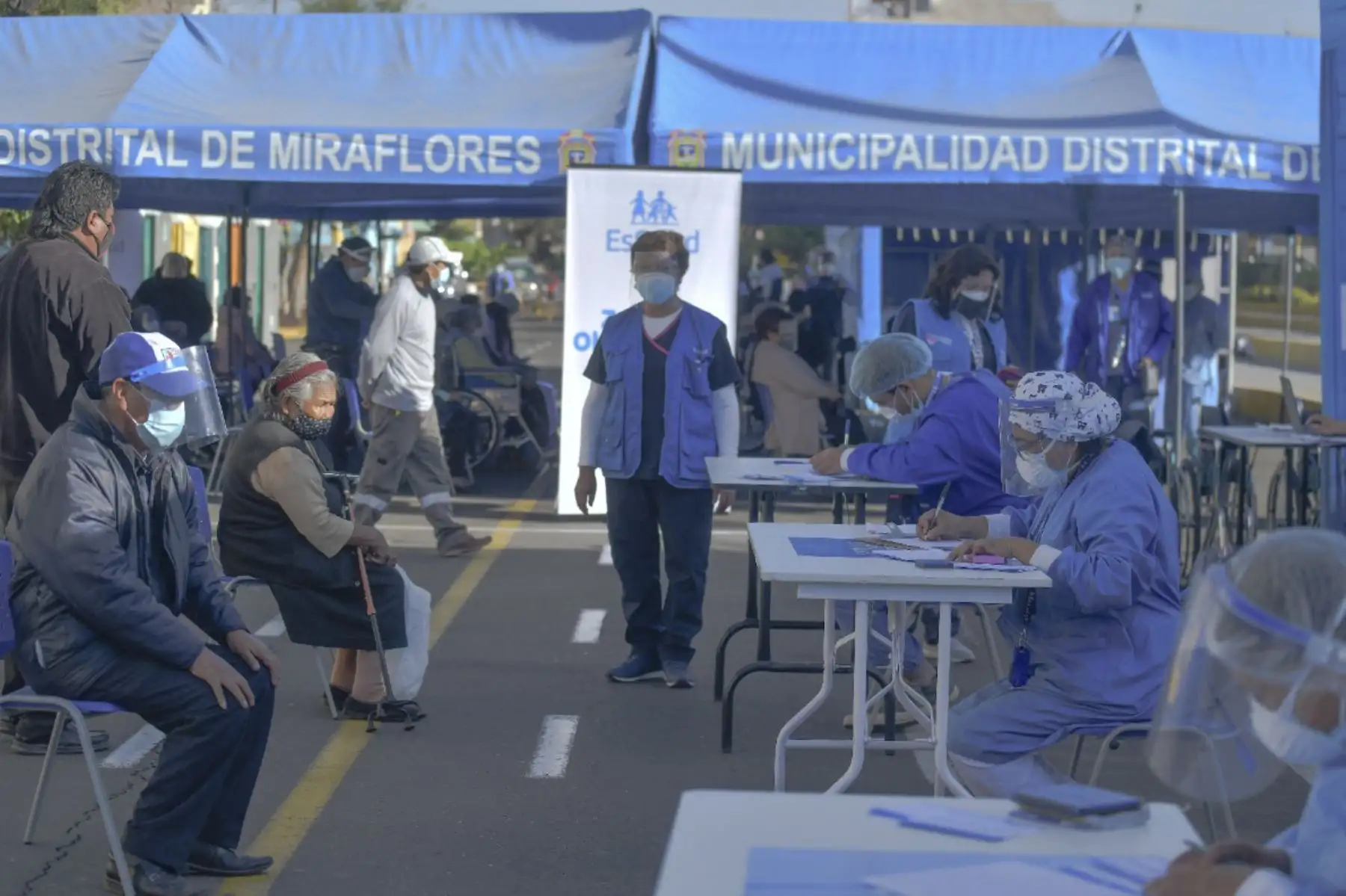 Vacunación a adultos mayores se realiza con mayor orden en Arequipa. El proceso de vacunación se realiza a 5.110 adultos mayores en los distritos de Mariano Melgar, Miraflores, Cayma y Socabaya. Municipios apoyan en el proceso de vacunación con la instalaron de baños químicos y en el orden. Foto: Diego Ramos
