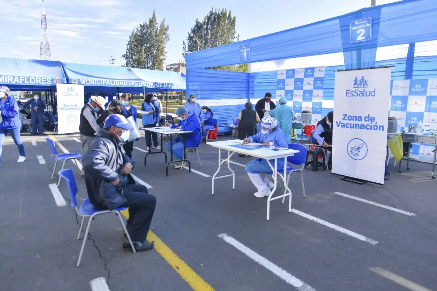 Vacunación a adultos mayores se realiza con mayor orden en Arequipa. El proceso de vacunación se realiza a 5.110 adultos mayores en los distritos de Mariano Melgar, Miraflores, Cayma y Socabaya. Municipios apoyan en el proceso de vacunación con la instalaron de baños químicos y en el orden. Foto: Diego Ramos