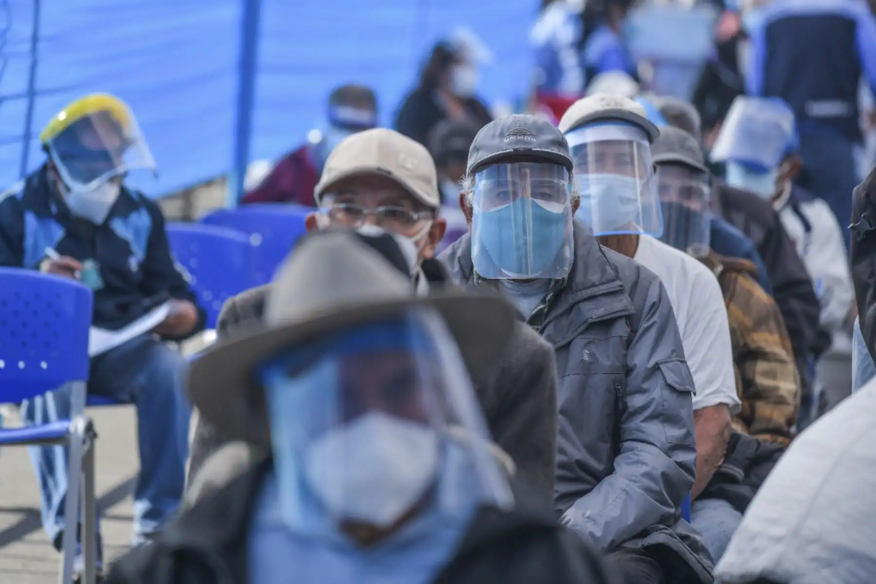 Vacunación a adultos mayores se realiza con mayor orden en Arequipa. El proceso de vacunación se realiza a 5.110 adultos mayores en los distritos de Mariano Melgar, Miraflores, Cayma y Socabaya. Municipios apoyan en el proceso de vacunación con la instalaron de baños químicos y en el orden. Foto: Diego Ramos