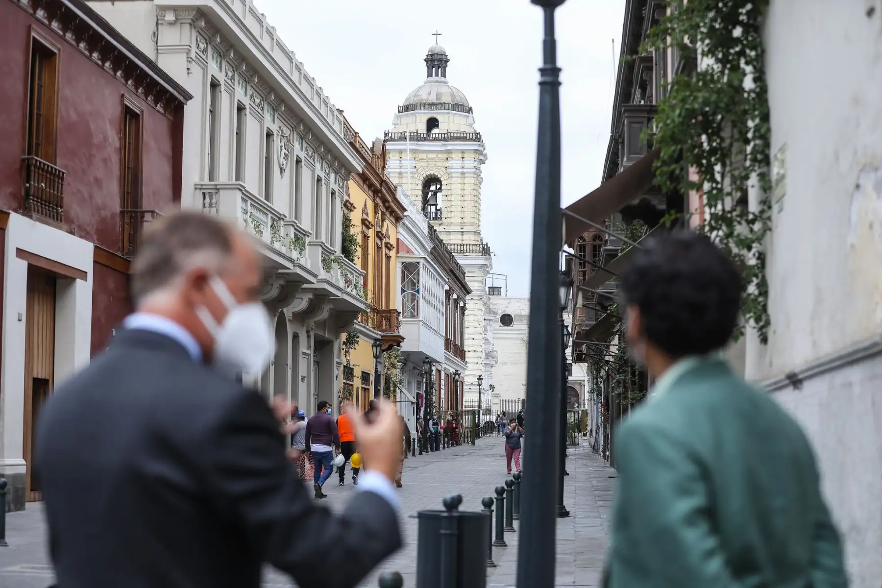 El alcalde de Lima Jorge Muñoz y el ministro de la Producción, José Luis Chicoma, recorren Centro Histórico de Lima para supervisar el funcionamiento de terrazas gastronómicas implementadas en restaurantes y negocios afines. Foto: ANDINA/Municipalidad de Lima