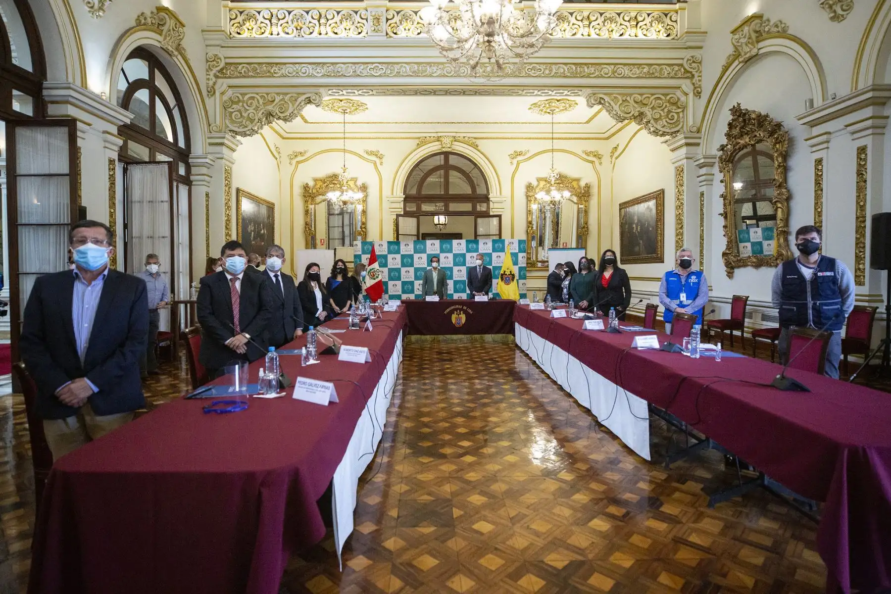 El alcalde de Lima Jorge Muñoz y el ministro de la Producción, José Luis Chicoma, instalan mesa técnica de trabajo con el objetivo de promover la reactivación económica segura y responsable en Mesa Redonda. Foto: ANDINA/Municipalidad de Lima