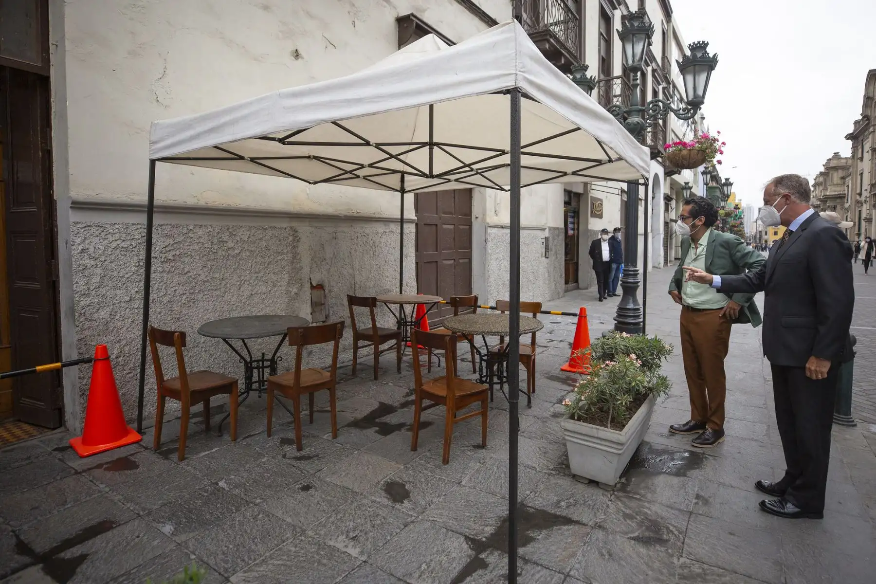 El alcalde de Lima Jorge Muñoz y el ministro de la Producción, José Luis Chicoma, recorren Centro Histórico de Lima para supervisar el funcionamiento de terrazas gastronómicas implementadas en restaurantes y negocios afines. Foto: ANDINA/Municipalidad de Lima
