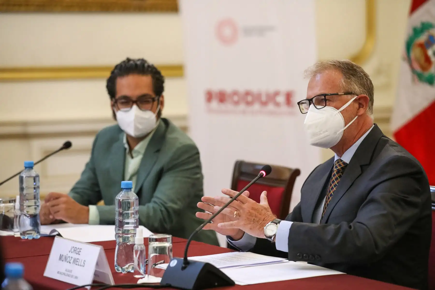El alcalde de Lima Jorge Muñoz y el ministro de la Producción, José Luis Chicoma, instalan mesa técnica de trabajo con el objetivo de promover la reactivación económica segura y responsable en Mesa Redonda. Foto: ANDINA/Municipalidad de Lima