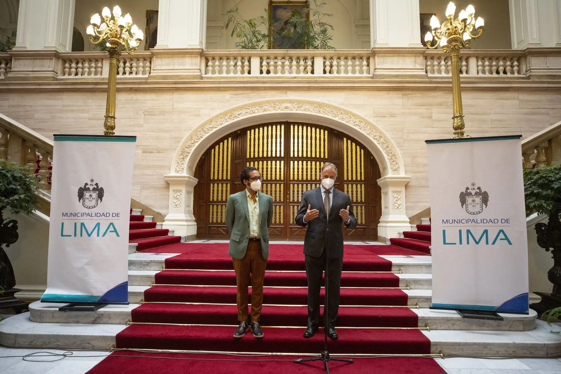 El alcalde de Lima Jorge Muñoz y el ministro de la Producción, José Luis Chicoma, instalan mesa técnica de trabajo con el objetivo de promover la reactivación económica segura y responsable en Mesa Redonda. Foto: ANDINA/Municipalidad de Lima